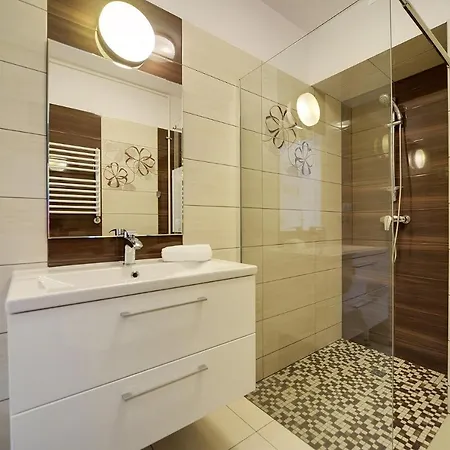 Stonowane I Eleganckie Sun Seasons 24 W Swieradowie Zdroju By Renters * Świeradów-Zdrój